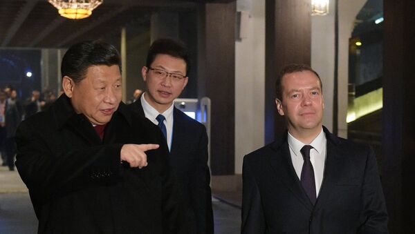 Председатель правительства РФ Дмитрий Медведев (справа) и председатель Китайской Народной Республики (КНР) Си Цзиньпин (слева). 15 декабря.