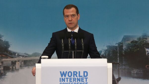 Председатель правительства РФ Дмитрий Медведев в Учжэне выступает на церемонии открытия 2-й Всемирной конференции по управлению интернетом