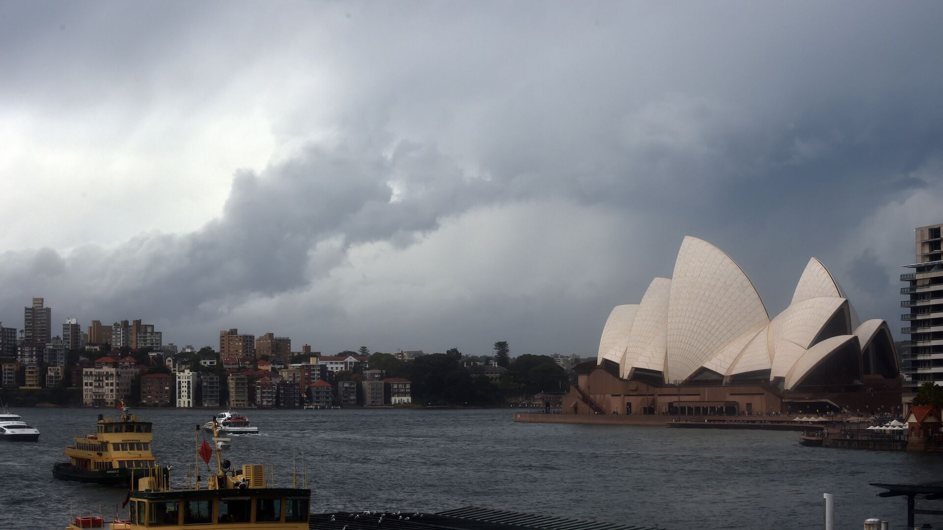Штормовые облака над Сиднейской бухтой Сидней-Харбор. 16 декабря 2015 - РИА Новости, 1920, 26.07.2021