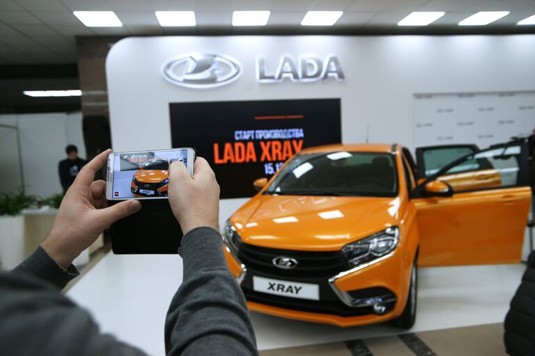 Автомобиль новой модели АвтоВАЗа LADA X-Ray на торжественной церемонии запуска производства в Самаре