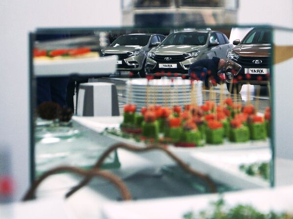 Автомобили новой модели АвтоВАЗа LADA X-Ray на торжественной церемонии запуска производства в Самаре.