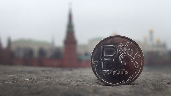 Рублевая монета на фоне Московского Кремля. Архивное фото