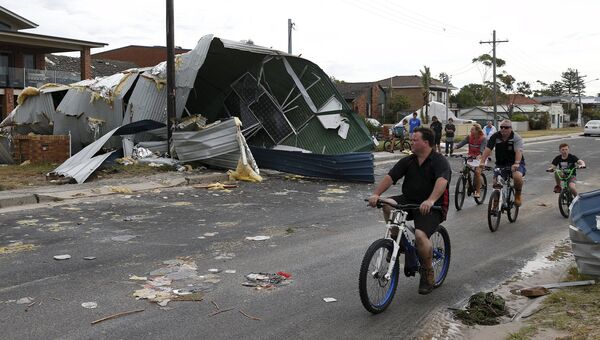 Жители Сиднея на улицах после шторма с ураганом. Декабрь 2015