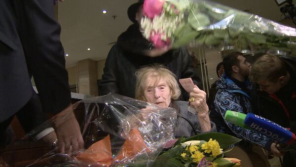 Приехавшую в РФ баронессу фон Дрейер в день ее 100-летия встретили цветами