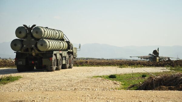 Зенитно-ракетный комплекс С-400 во время заступления на боевое дежурство на российской авиабазе Хмеймим для обеспечения безопасности полетов российской авиагруппы в Сирии. Архивное фото