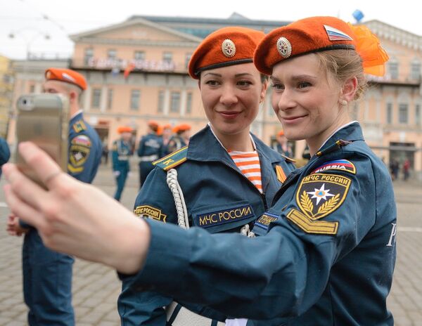 Военнослужащие парадных расчетов перед началом празднования 70-летия Победы в Великой Отечественной войне 1941-1945 годов в Екатеринбурге