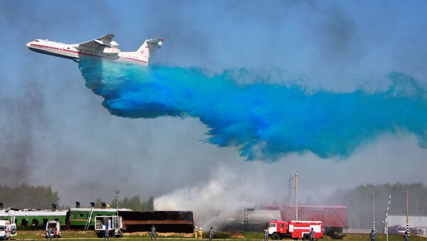 Самолет Бе-200 сбрасывает огнегасящую жидкость. Архивное фото