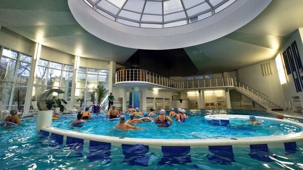 Отдыхающие на занятиях водной аэробикой в бассейне санатория Ай-Петри в Крыму
