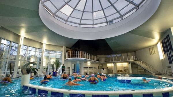 Отдыхающие на занятиях водной аэробикой в бассейне санатория Ай-Петри в Крыму