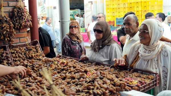 Женщины на центральном рынке в Тунисе. Архивное фото