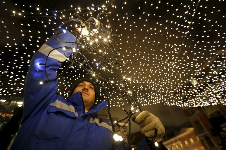 Новогоднее украшение улиц в центре Москвы