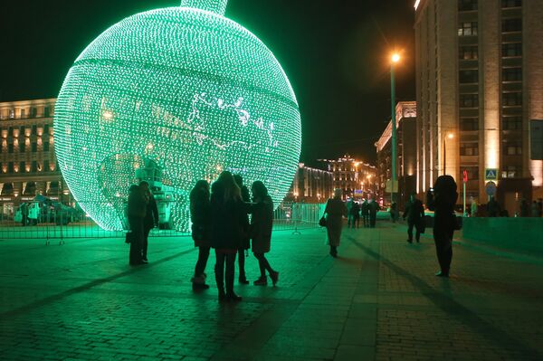 Гигантский ёлочный шар высотой 17 метров на Манежной площади в Москве