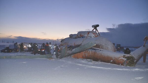 Спасатели на месте жесткой посадки вертолета МИ-8 на Камчатке