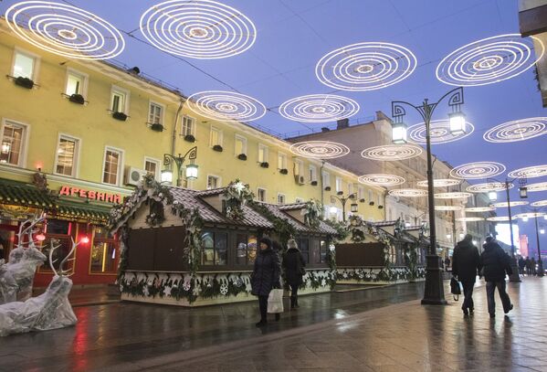 Новогодние инсталляции и торговые палатки в Предновогодней Москве