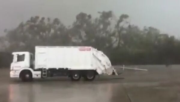 Мощный торнадо унес грузовик в Австралии