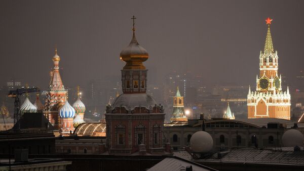 Спасская башня Московского Кремля, храм Богоявления Господня и Покровский собор . Архивное фото