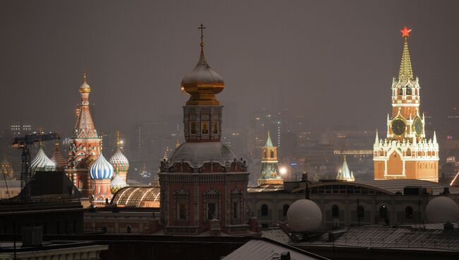 Спасская башня Московского Кремля, храм Богоявления Господня и Покровский собор