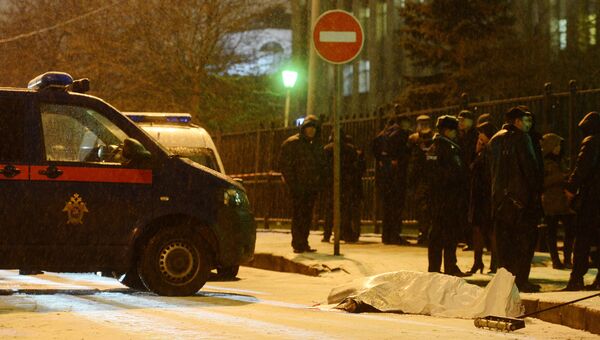 Сотрудники правоохранительных органов на месте происшествия в центре Москвы на улице Солянка