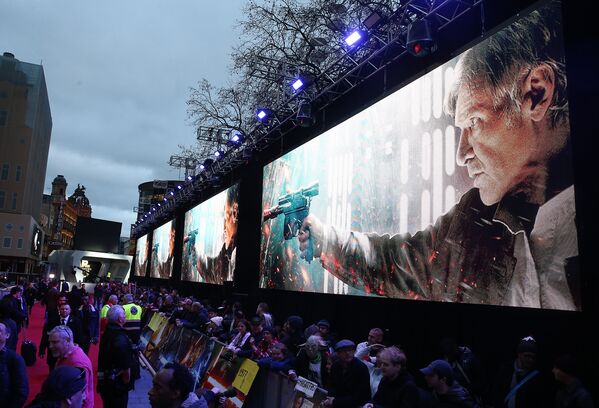 Люди в ожидании премьеры фильма Звёздные войны: Пробуждение силы в Лондоне