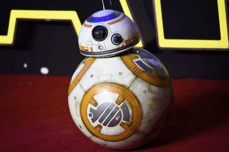 Робот BB-8 на премьере фильма Звёздные войны: Пробуждение силы в Лондоне