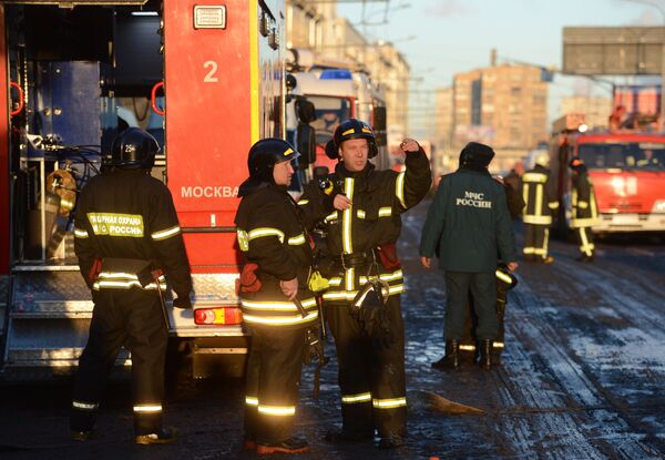 Пожарные и спасатели МЧС работают в центре Москвы на Новослободской улице, где произошел пожар в здании культурного центра ГУ МВД РФ