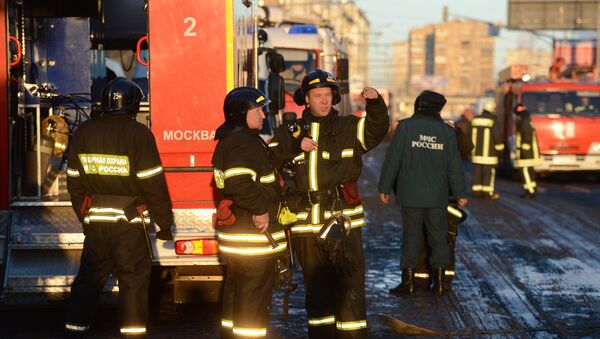 Пожарные и спасатели МЧС работают в центре Москвы. Архивное фото