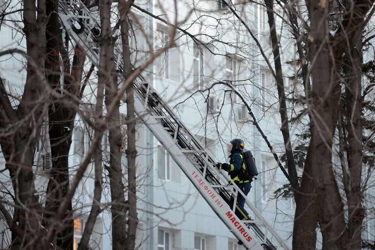 Пожарные и спасатели МЧС работают в центре Москвы на Новослободской улице, где произошел пожар в здании культурного центра ГУ МВД РФ