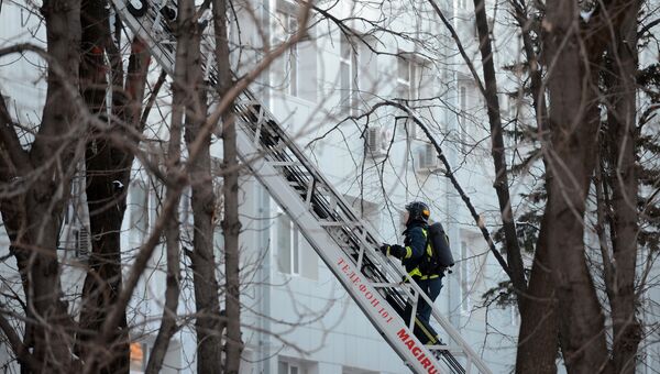 Пожарные и спасатели МЧС работают в центре Москвы на Новослободской улице, где произошел пожар в здании культурного центра ГУ МВД РФ