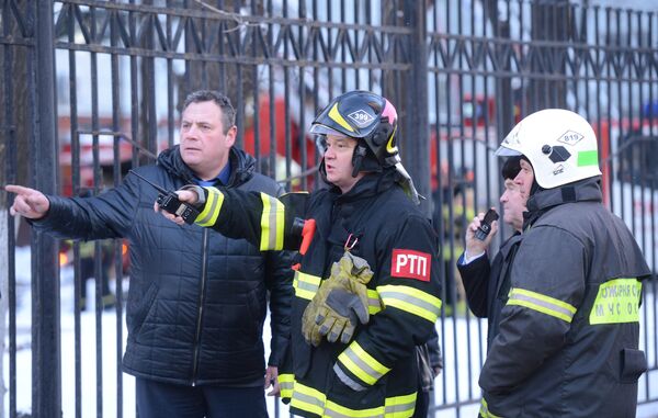 Пожарные, спасатели МЧС работают в центре Москвы на Новослободской улице, где произошел пожар в здании культурного центра ГУ МВД РФ