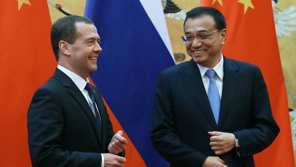 Председатель правительства РФ Дмитрий Медведев (слева) и премьер Государственного совета КНР Ли Кэцян. Архивное фото