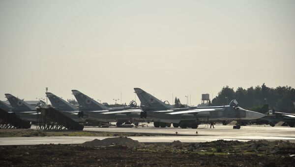 Фронтовой бомбардировщик Су 24 на аэродроме в Сирии