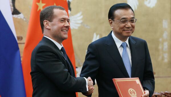 Председатель правительства РФ Дмитрий Медведев и премьер Государственного совета КНР Ли Кэцян во время подписания совместных документов в Пекине, КНР