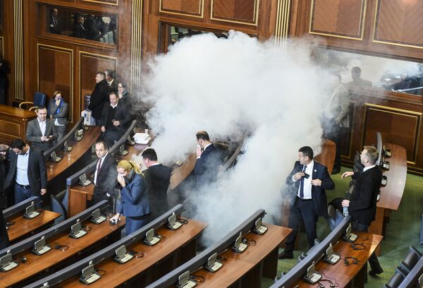 Слезоточивый газ на заседании парламента Косово