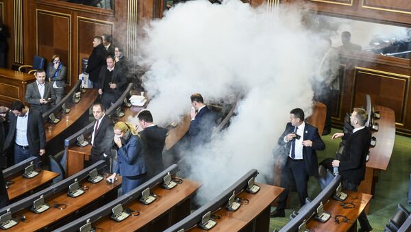 Слезоточивый газ на заседании парламента Косово. Архивное фото