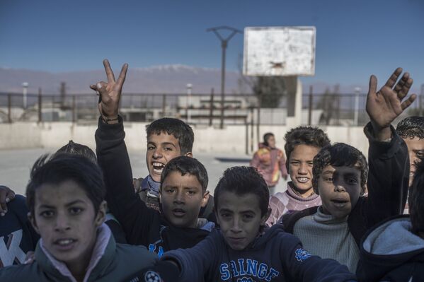 Ученики в школе поселения для беженцев в населенном пункте Аль-Ком провинции Кунейтра в Сирии