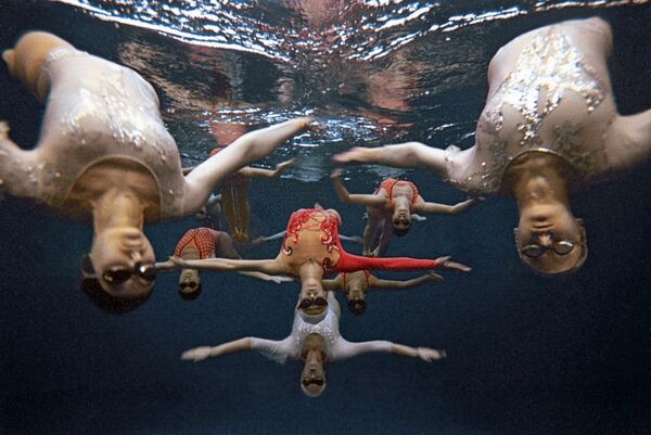 Девушки из спортивной школы по синхронному плаванию при кафедре плавания Московского института физкультуры выполняют упражнения под водой. 2003 год