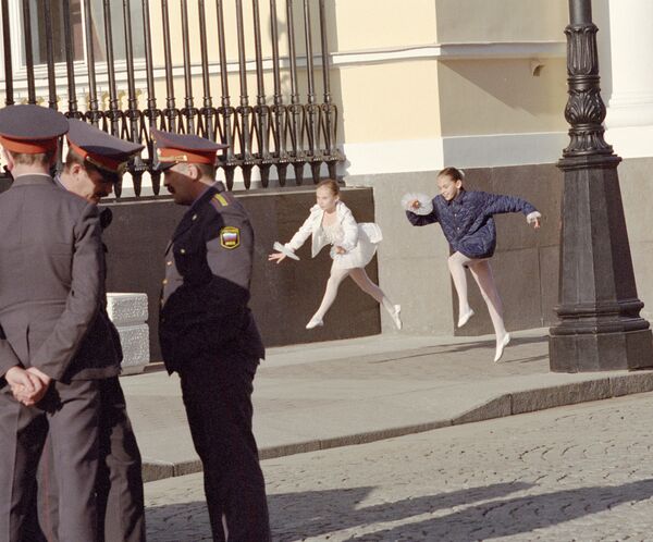 Две маленьких балерины из Академии Русского Балета им. Вагановой, репетируют на улице. 2003 год
