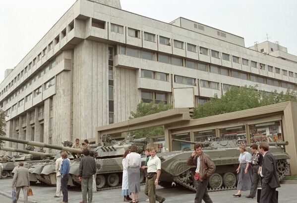 Танки на Садовом кольце во время путча ГКЧП. 1991 год