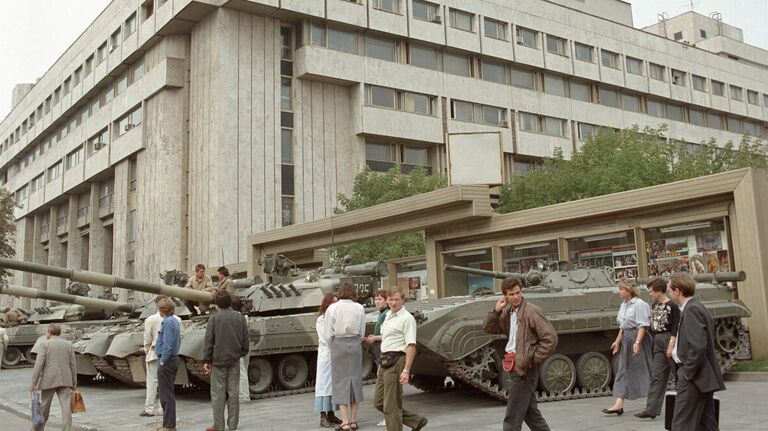 Танки на Садовом кольце во время путча ГКЧП. 1991 год