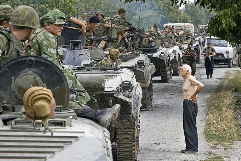 Колонна российских войск, движущихся в место временного лагеря на территории Грузии. 2008 год