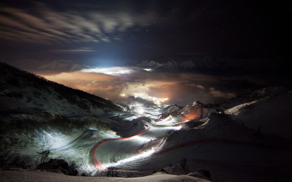 Ночной вид верхней территории горнолыжного центра Роза Хутор. Фотография составлена из двух фотографий (панорама). 2012 год