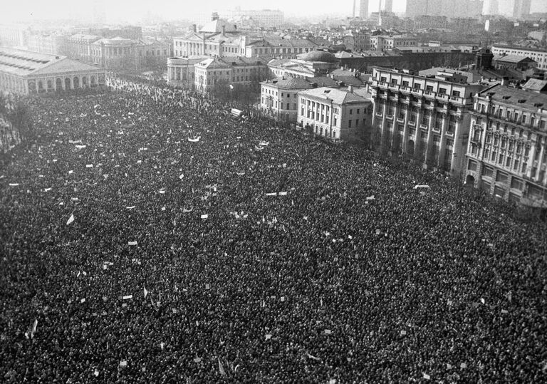 Многотысячный митинг в поддержку позиции Председателя Верховного Совета РСФСР Бориса Николаевича Ельцина. 1991 год