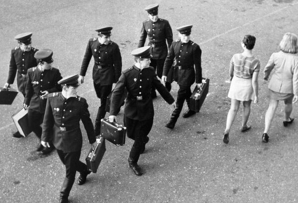 Солдаты оборачиваются вслед девушкам. 1965 год
