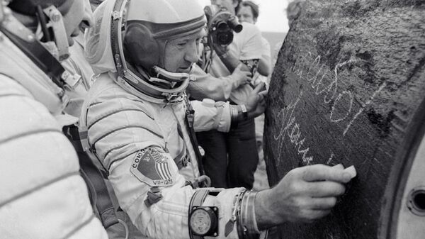 Летчик-космонавт СССР Алексей Леонов оставляет автограф на спускаемом аппарате после приземления. 1975 год