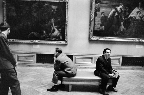 Посетители музея отдыхают, сидя на банкетке в зале. 1970 год
