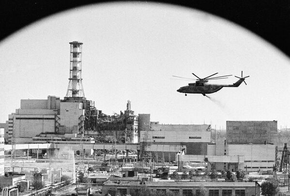 Вертолеты ведут дезактивацию зданий Чернобыльской атомной электростанции после аварии. 1986 год