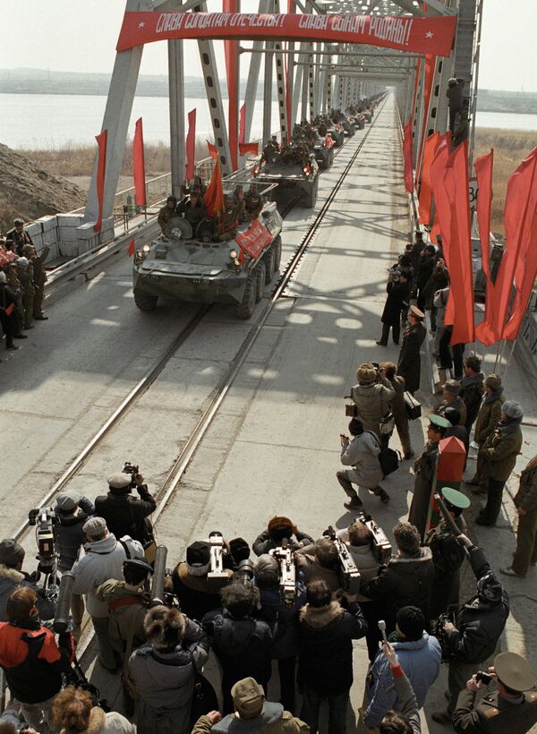 Последняя колонна советских войск из Афганистана пересекает границу СССР. 1989 год