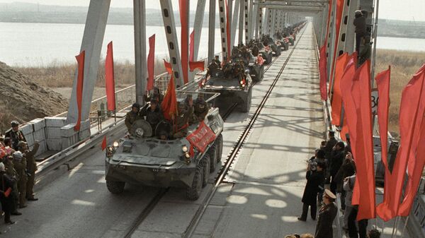 Последняя колонна советских войск из Афганистана пересекает границу СССР. 1989 год