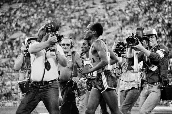 Чемпион XXII Олимпийских игр в беге на 10 000 метров Мирус Ифтер из Эфиопии в окружении фотокорреспондентов. 1980 год