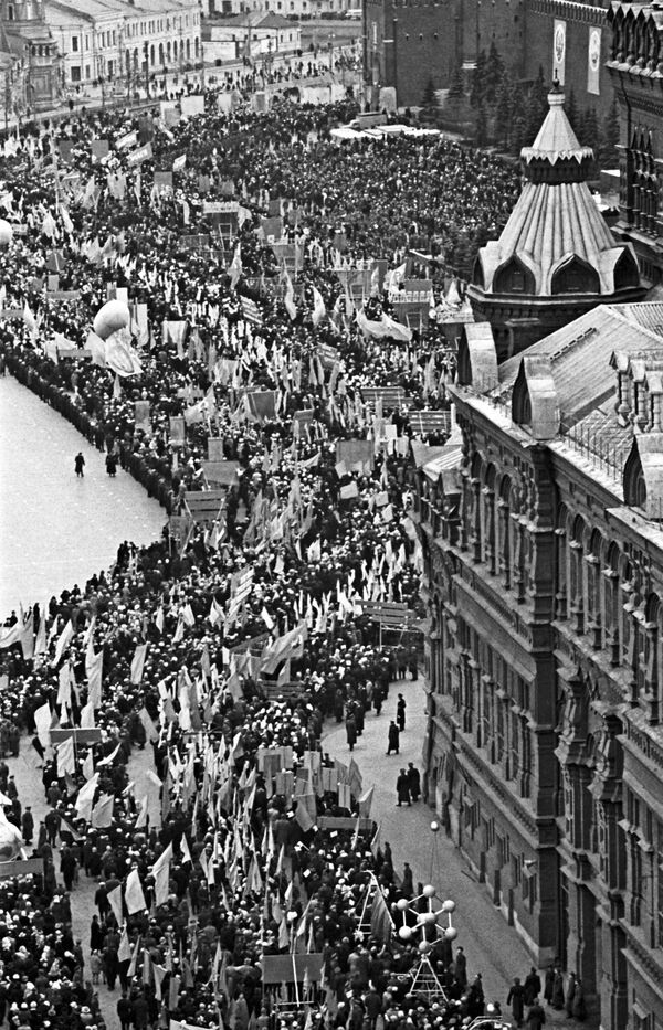 Колонны демонстрантов вступают на Красную площадь в день празднования 47-й годовщины Великой Октябрьской социалистической революции. 1964 год